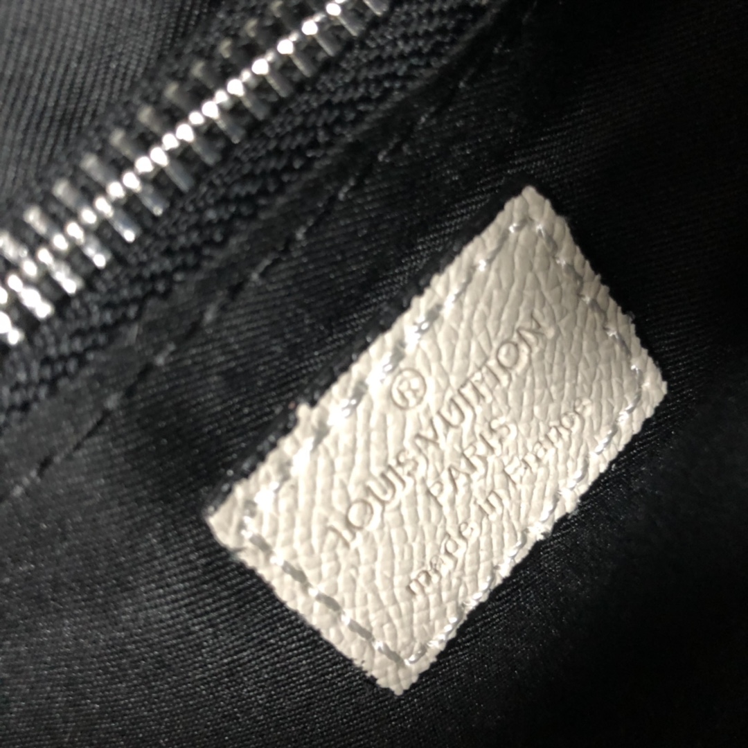 Replica Louis Vuitton New Flap Messenger M30813