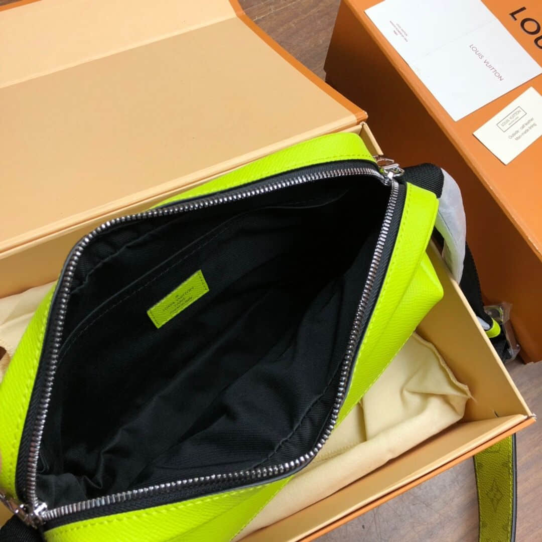 Replica Louis Vuitton Taigarama Outdoor Messenger Pm M30239