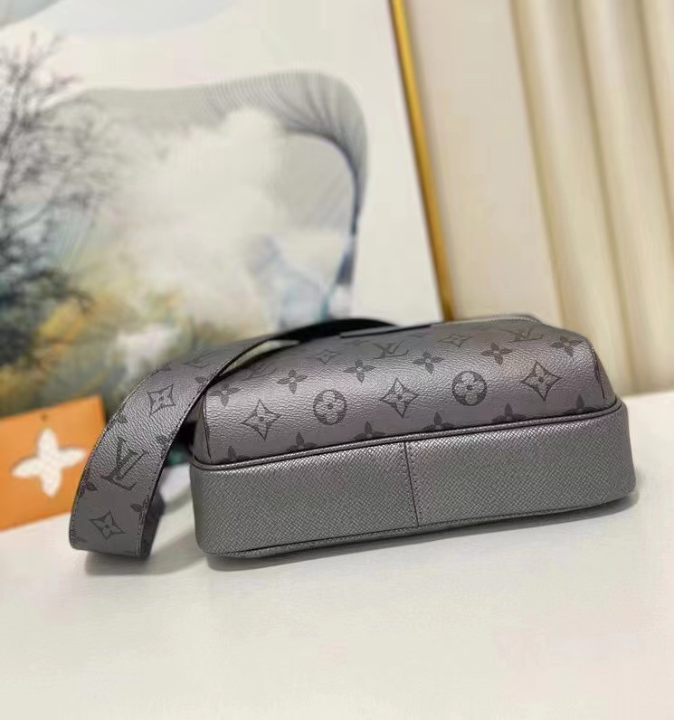 Replica Louis Vuitton Taigarama Outdoor Messenger Pm M30830 Silver