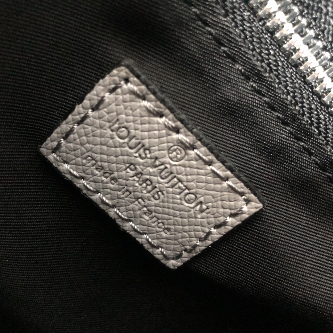 Replica Louis Vuitton New Flap Messenger M30813