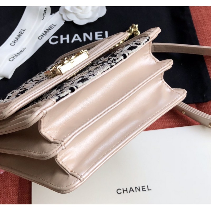 Replica Chanel Boy Chanel Handbag As0130