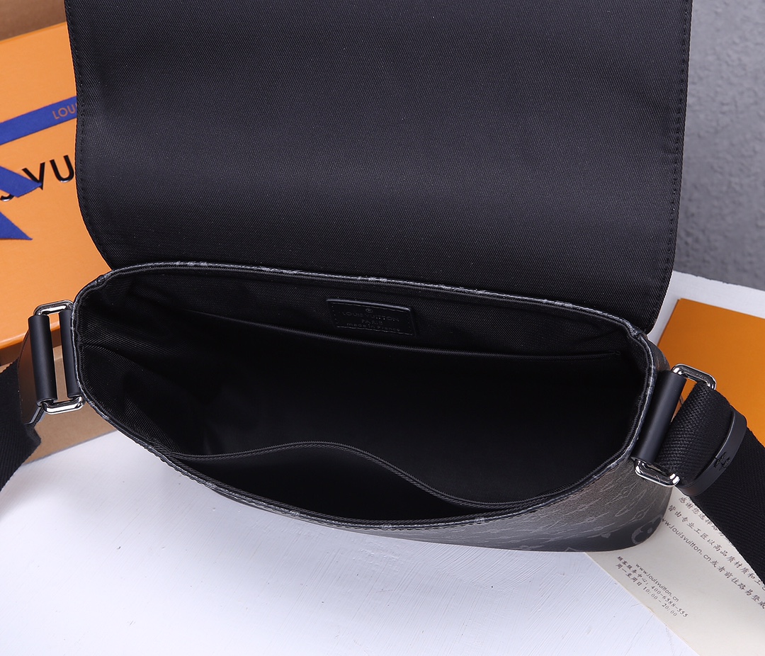 Replica Louis Vuitton District Pm Messenger Bag