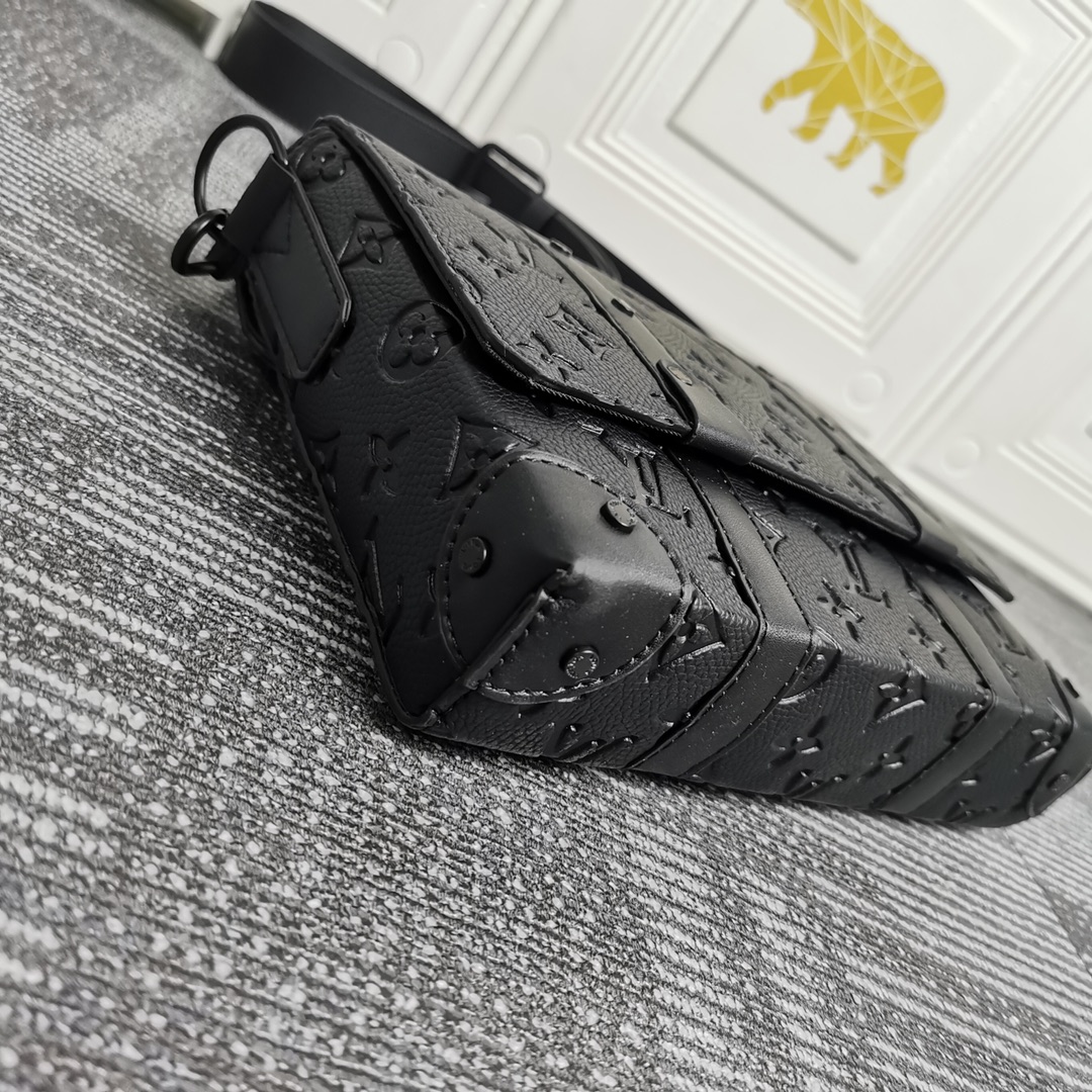Replica Louis Vuitton Trunk Messenger Black