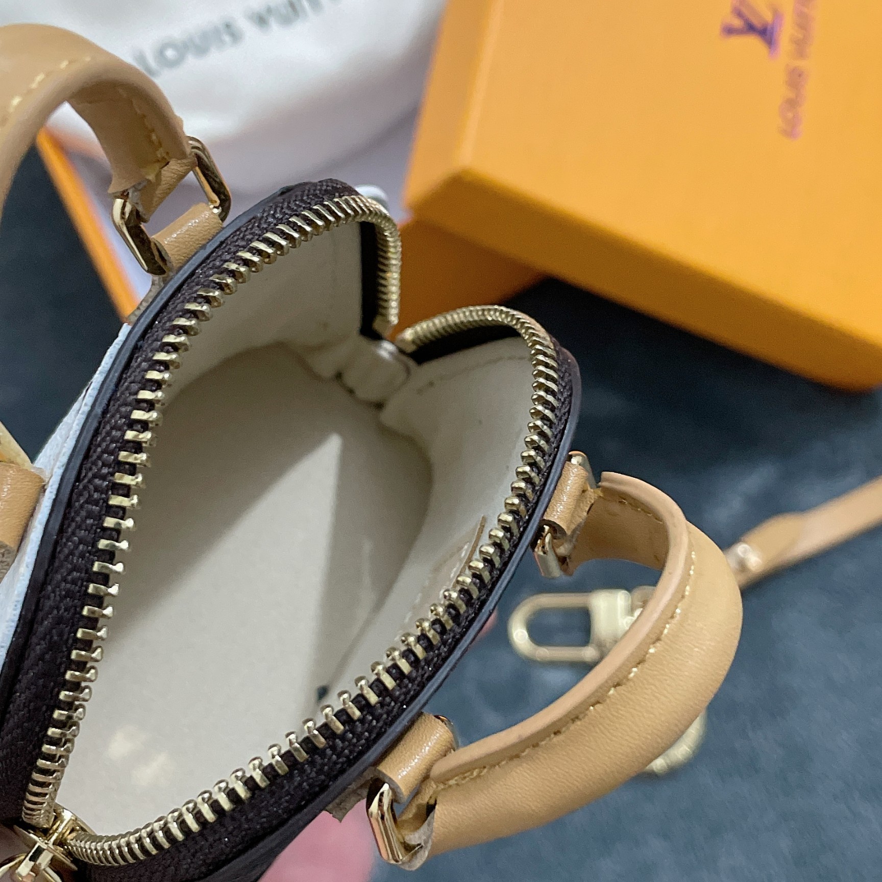 Replica Louis Vuitton Dog Bag Charm Chain Coin Wallet L05