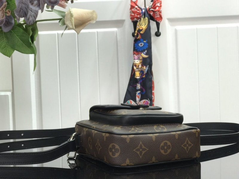 Replica Louis Vuitton Christopher Wearable Wallet M69404