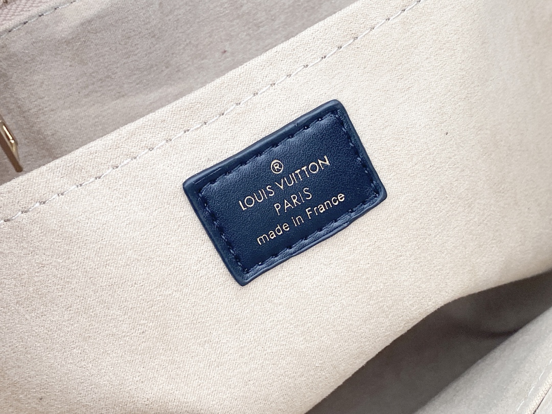 Replica Louis Vuitton On My Side M53827