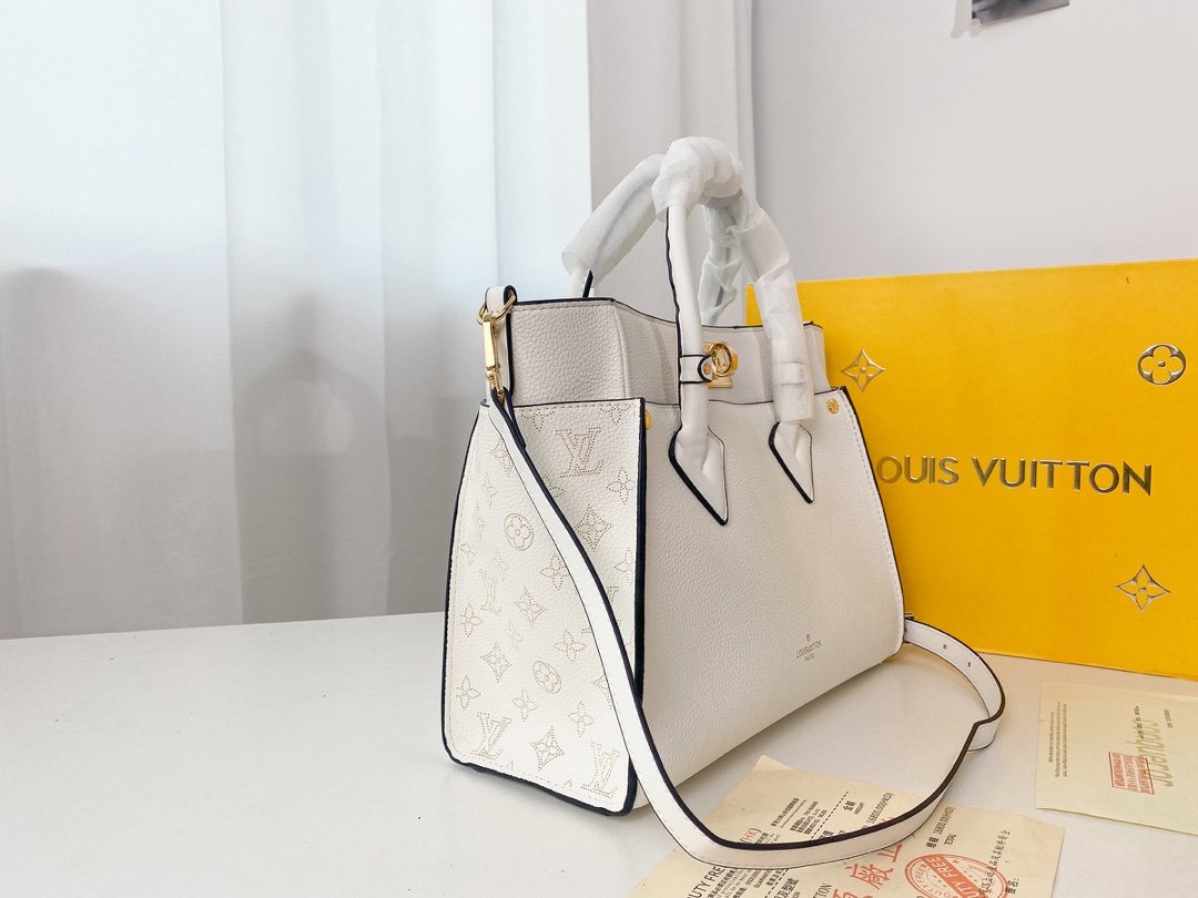 Replica Louis Vuitton On My Side M53824