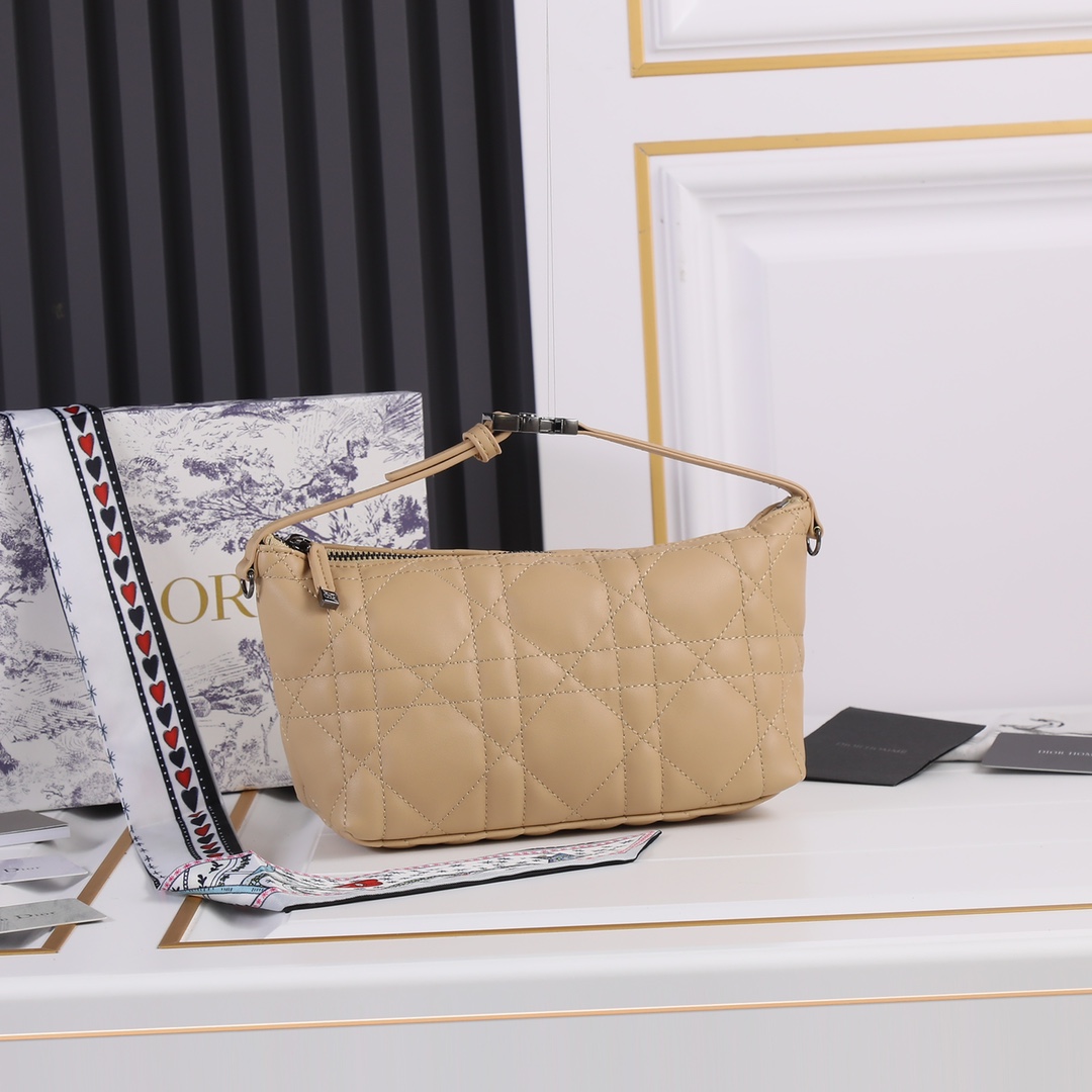 Replica Dior Medium Drtravel Nomad Pouch