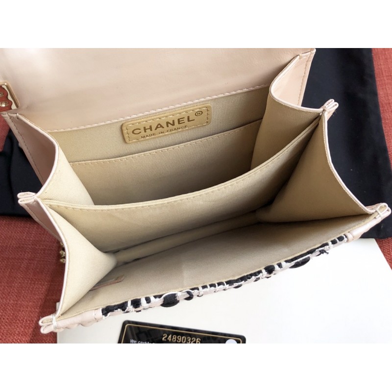 Replica Chanel Boy Chanel Handbag As0130