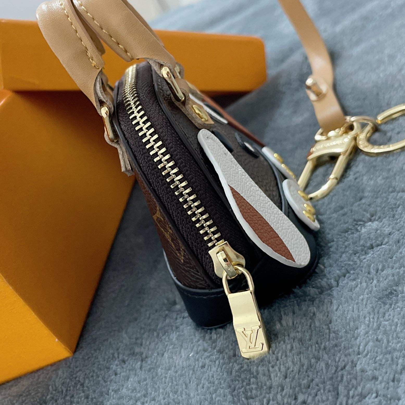 Replica Louis Vuitton Dog Bag Charm Chain Coin Wallet L05