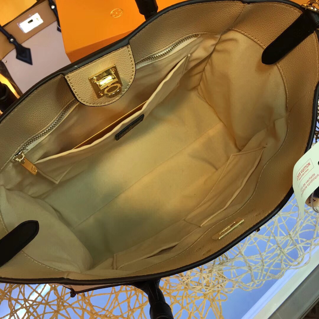 Replica Louis Vuitton On My Side M53823