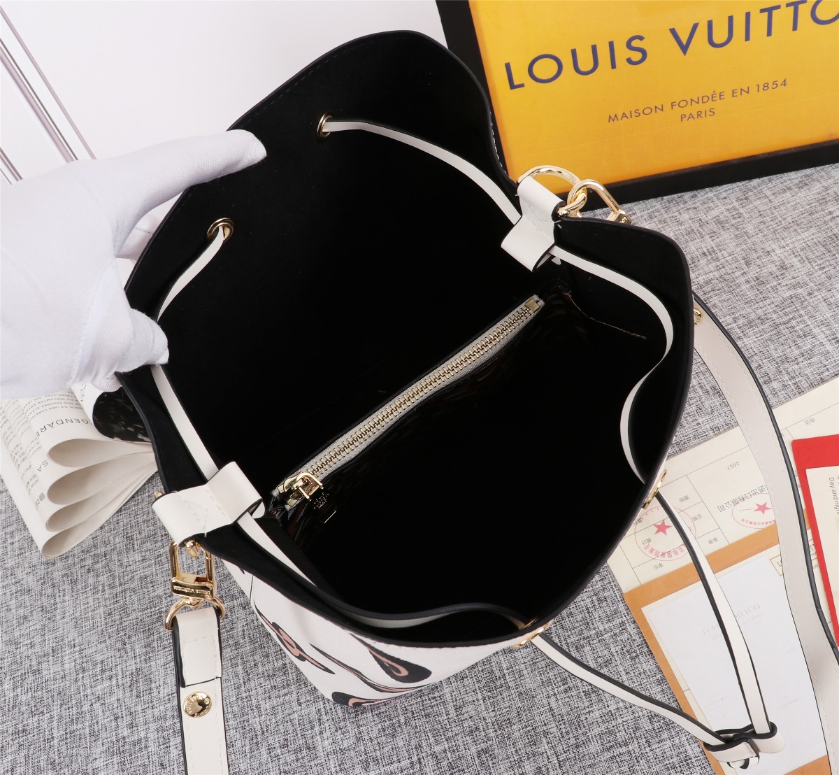 Replica Louis Vuitton Neonoe Mm Bucket Bag Black/White