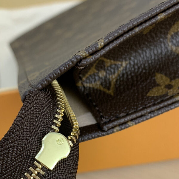 Replica Louis Vuitton Toiletry Pouch 26 M47542