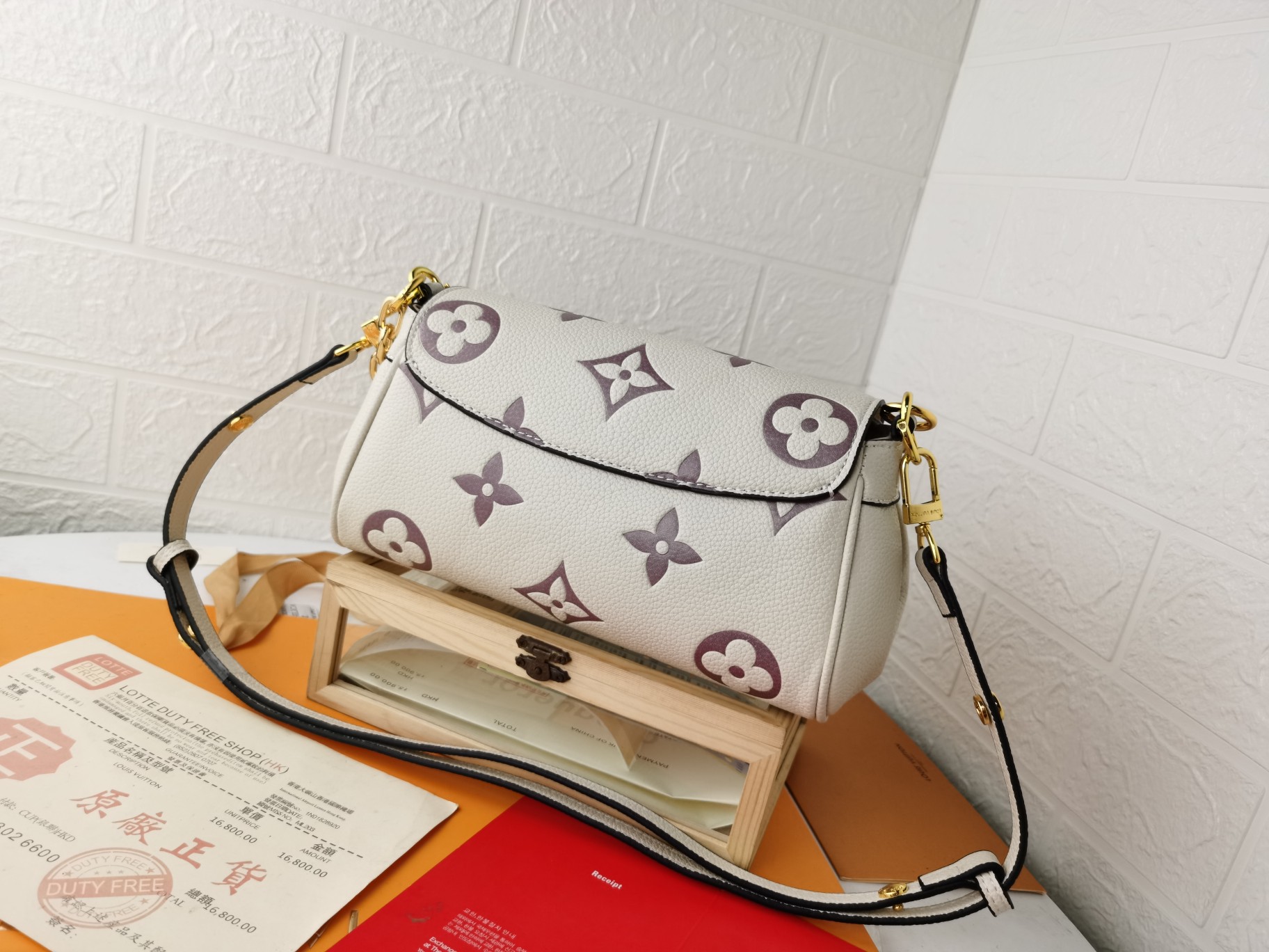 Replica Louis Vuitton Favorite M45813