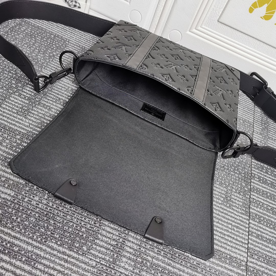 Replica Louis Vuitton Trunk Messenger Black