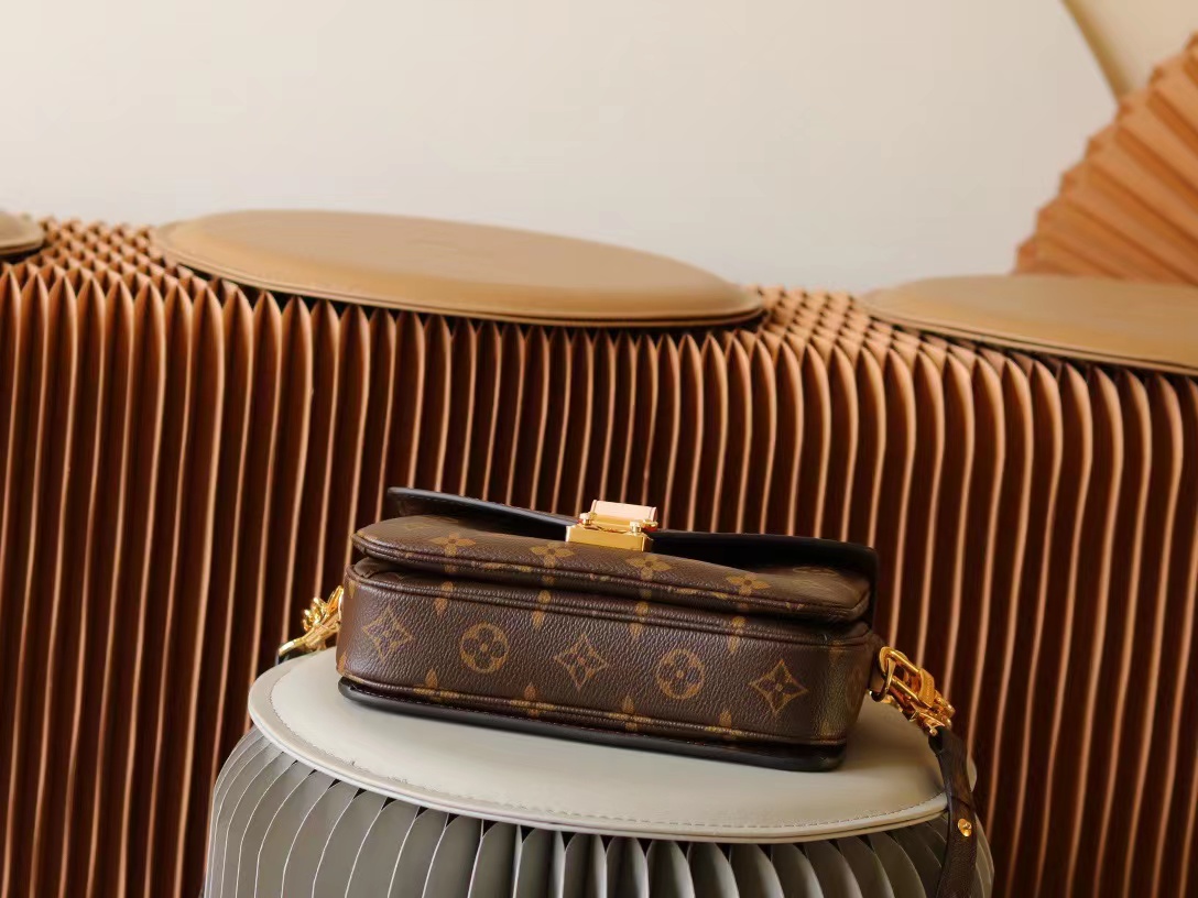 Replica Louis Vuitton M46279 Pochette Métis East West