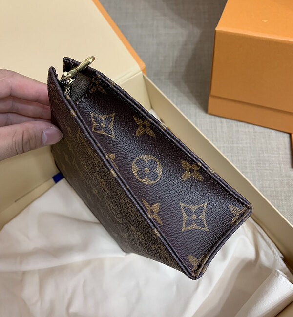 Replica Louis Vuitton Toiletry Pouch 19 M47544