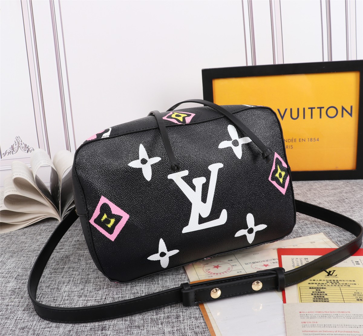 Replica Louis Vuitton Neonoe Mm Bucket Bag Black/White