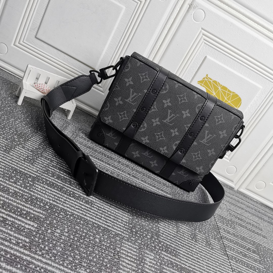 Replica Louis Vuitton Trunk Messenger Black