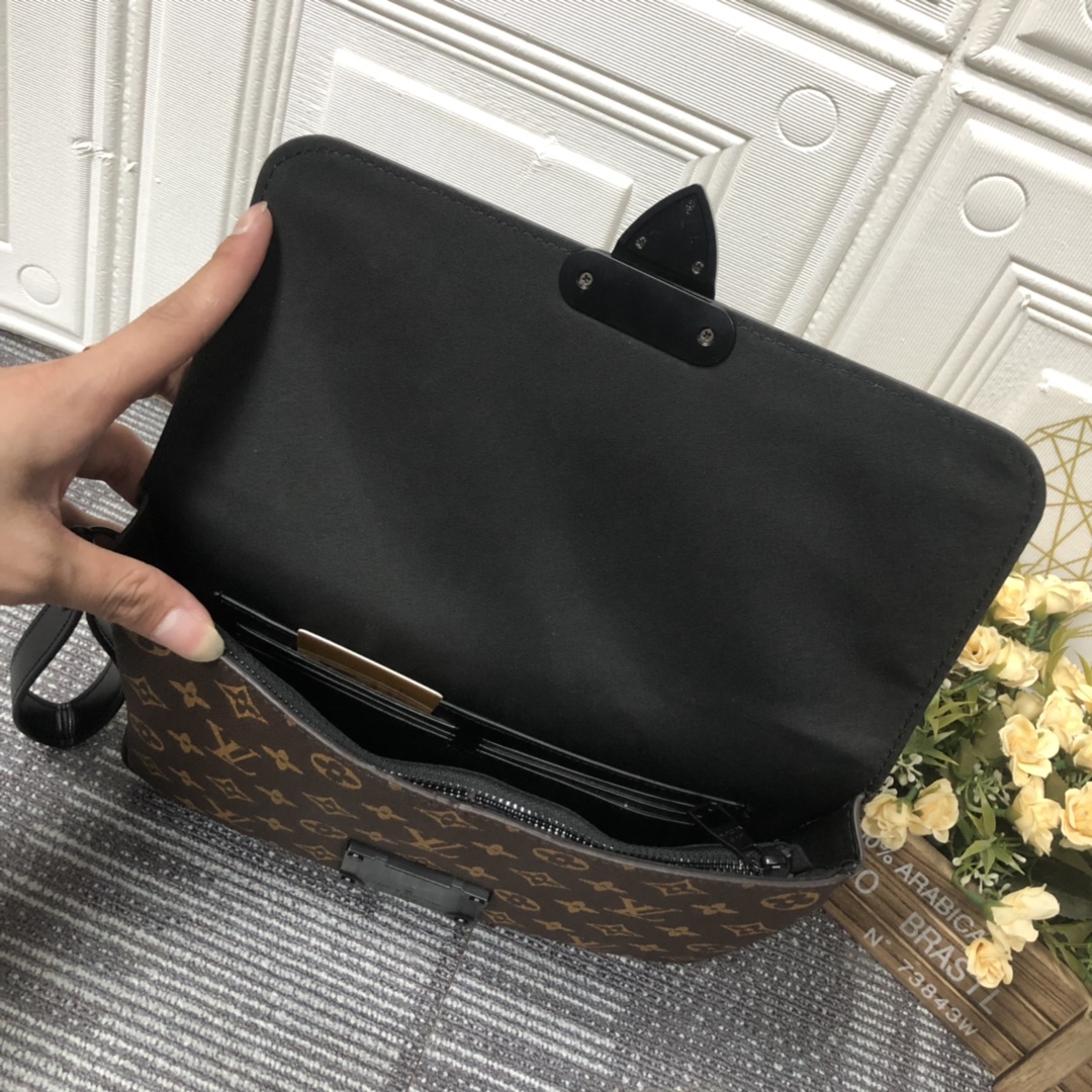 Replica Louis Vuitton S Lock A4 Pouch M80560