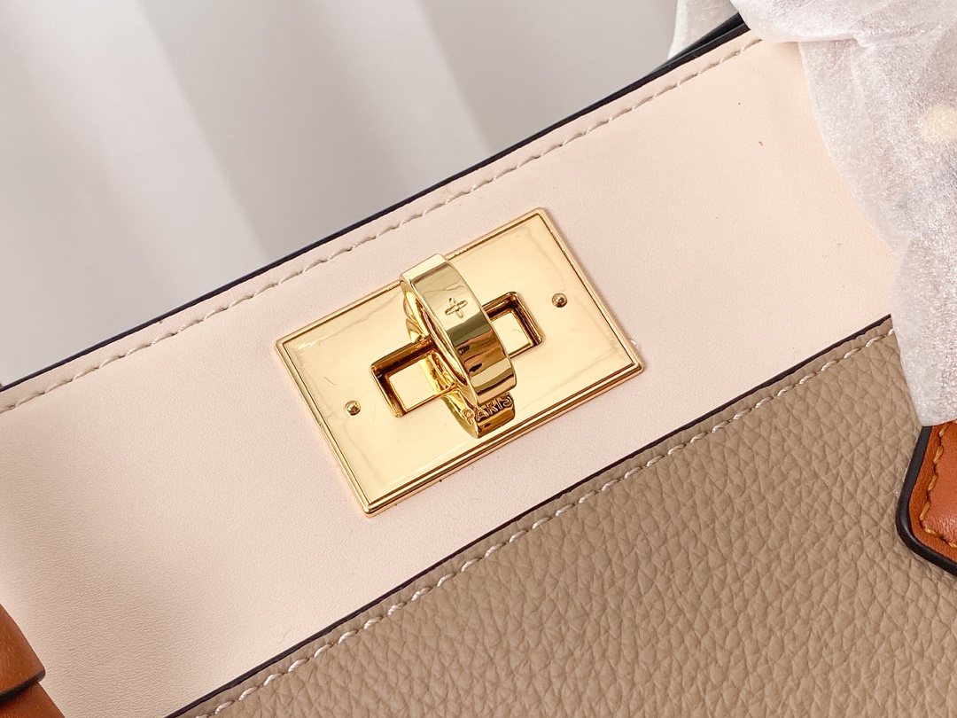 Replica Louis Vuitton On My Side M53824