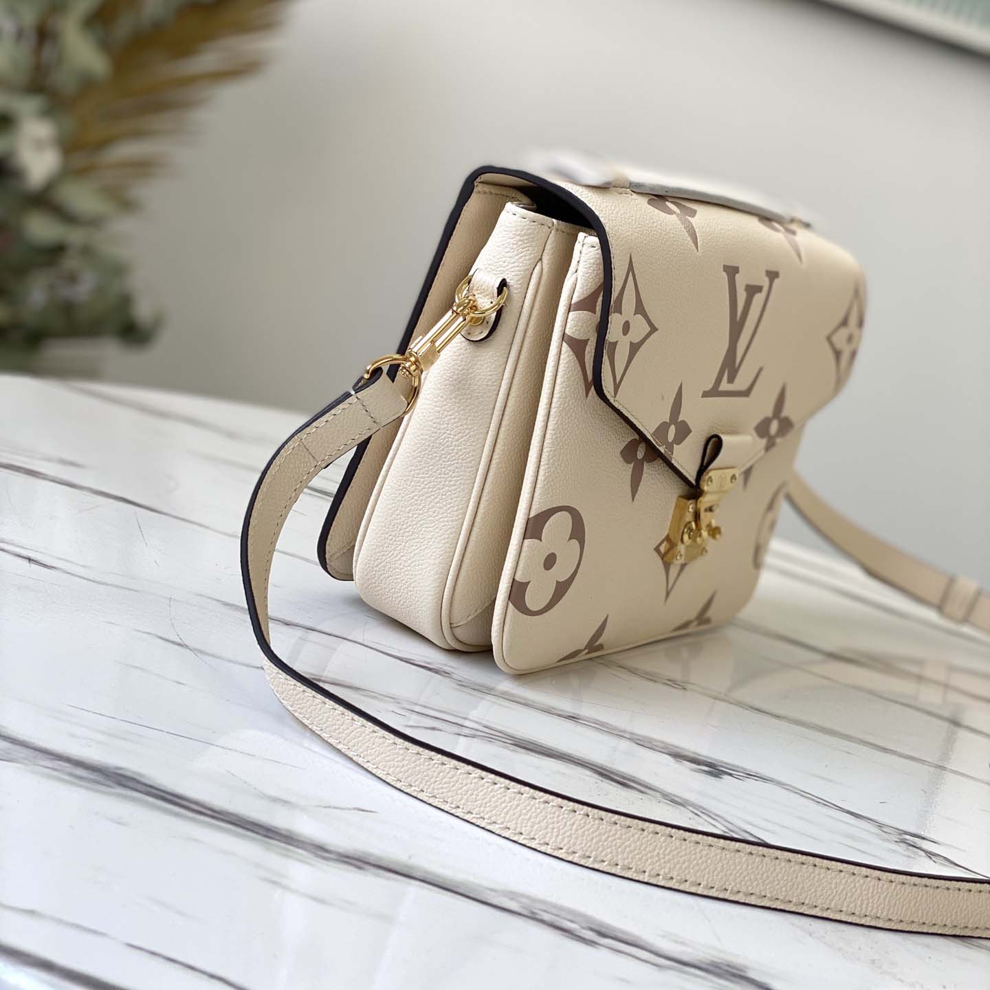Replica Louis Vuitton Aaa-Pochette Metis Cream