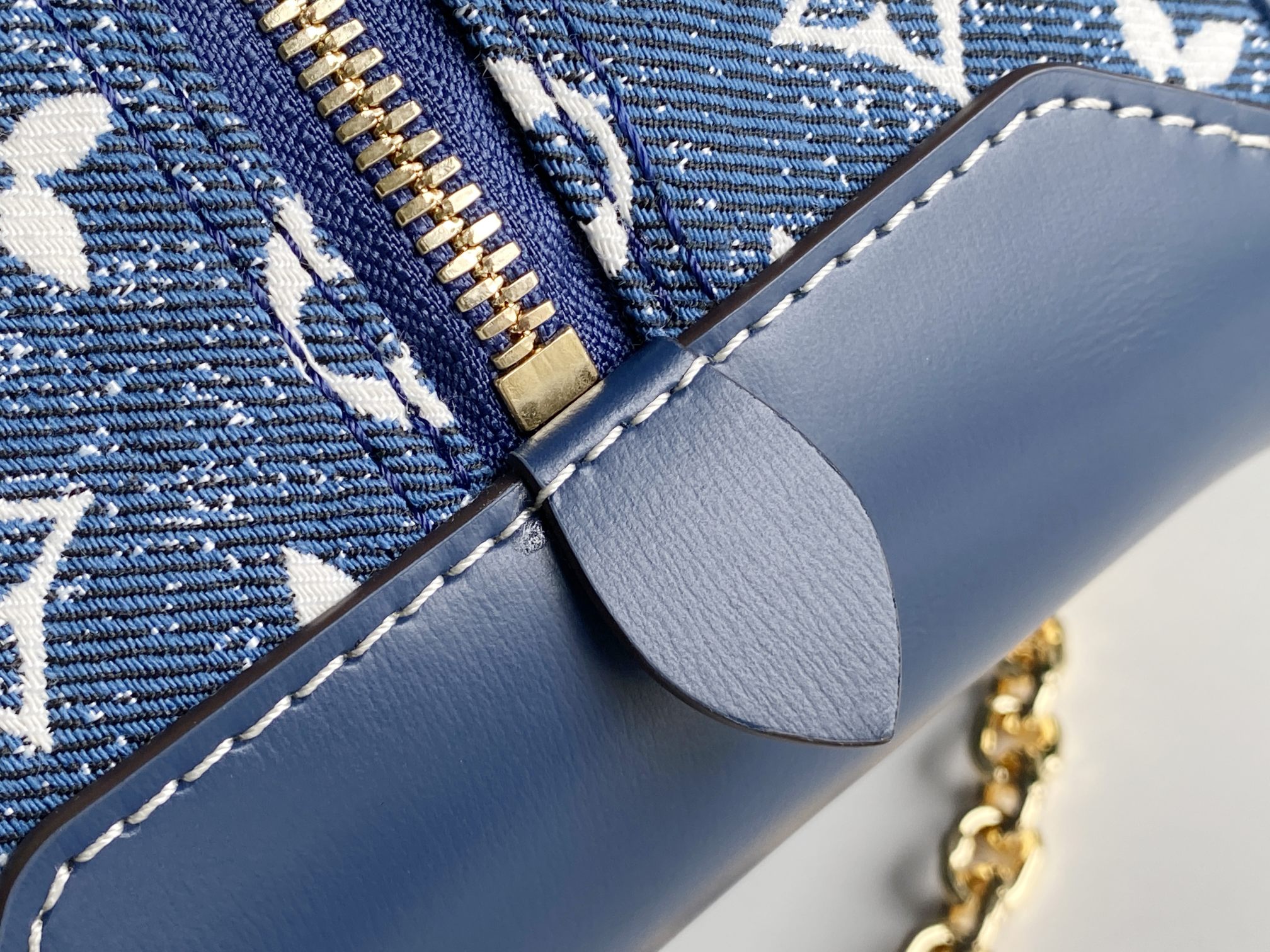 Replica Louis Vuitton Square Bag