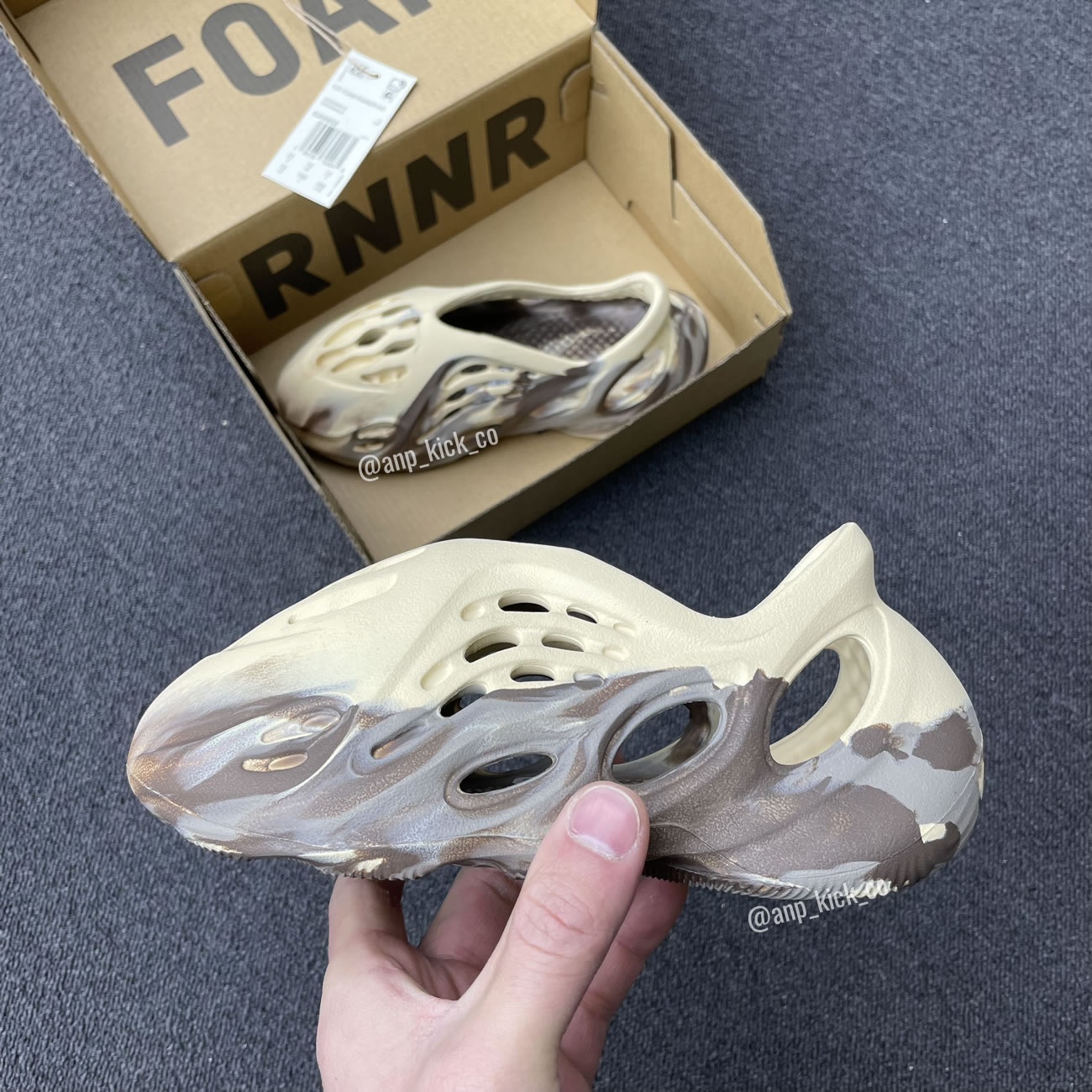 adidas Yeezy Foam RNNR MX Sand Grey GY3970 Mineral Blue GX8506 MX Cream Clay GX8802 Vermillion Red GX1136 (Kids)