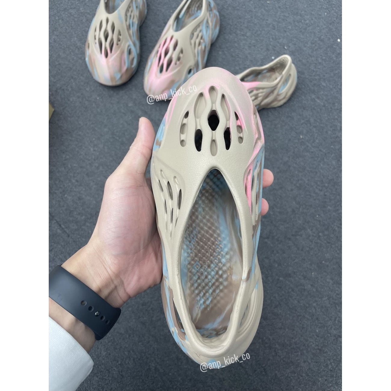 adidas Yeezy Foam RNNR MX Sand Grey GY3970 Mineral Blue GX8506 MX Cream Clay GX8802 Vermillion Red GX1136 (Kids)