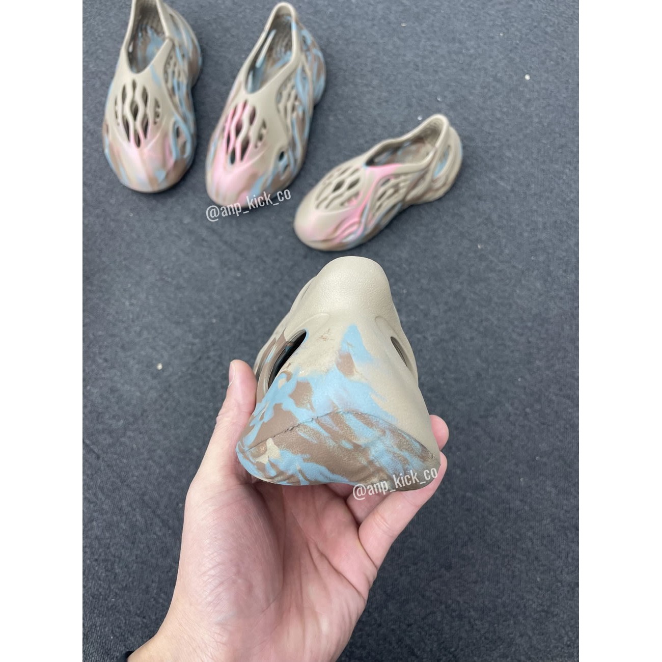 adidas Yeezy Foam RNNR MX Sand Grey GY3970 Mineral Blue GX8506 MX Cream Clay GX8802 Vermillion Red GX1136 (Kids)