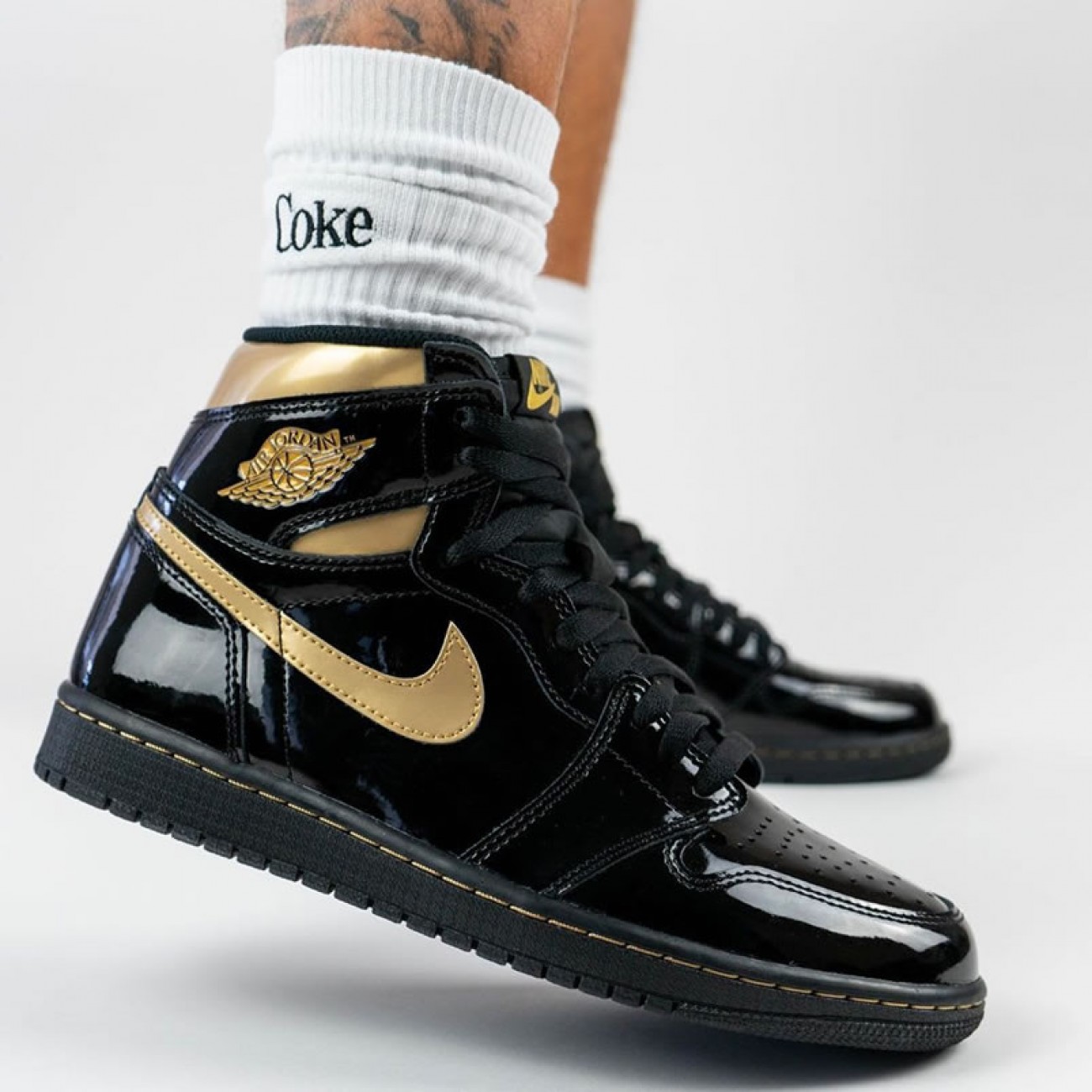 Air Jordan 1 High OG Black Gold Patent Leather New Release Date 555088-032