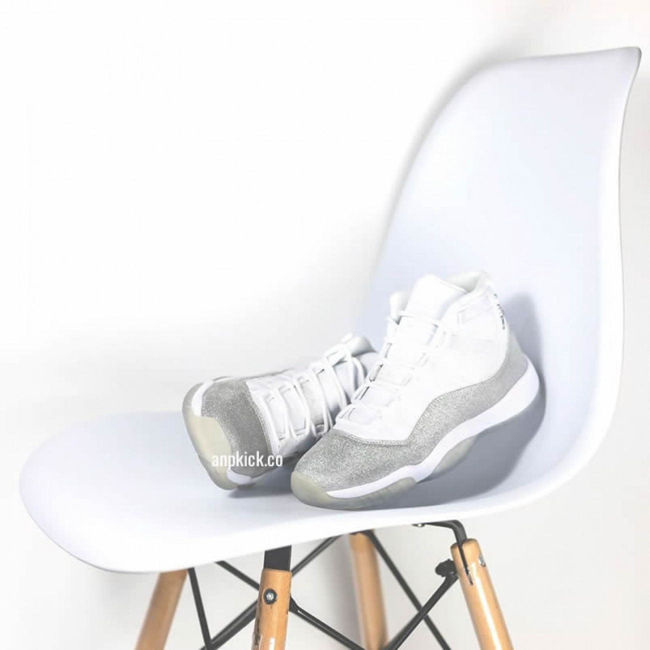 Air Jordan 11 Retro WMNS Metallic Silver-Vast Grey AR0715-100