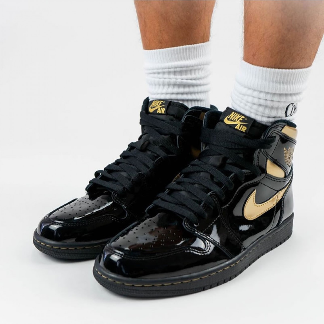 Air Jordan 1 High OG Black Gold Patent Leather New Release Date 555088-032