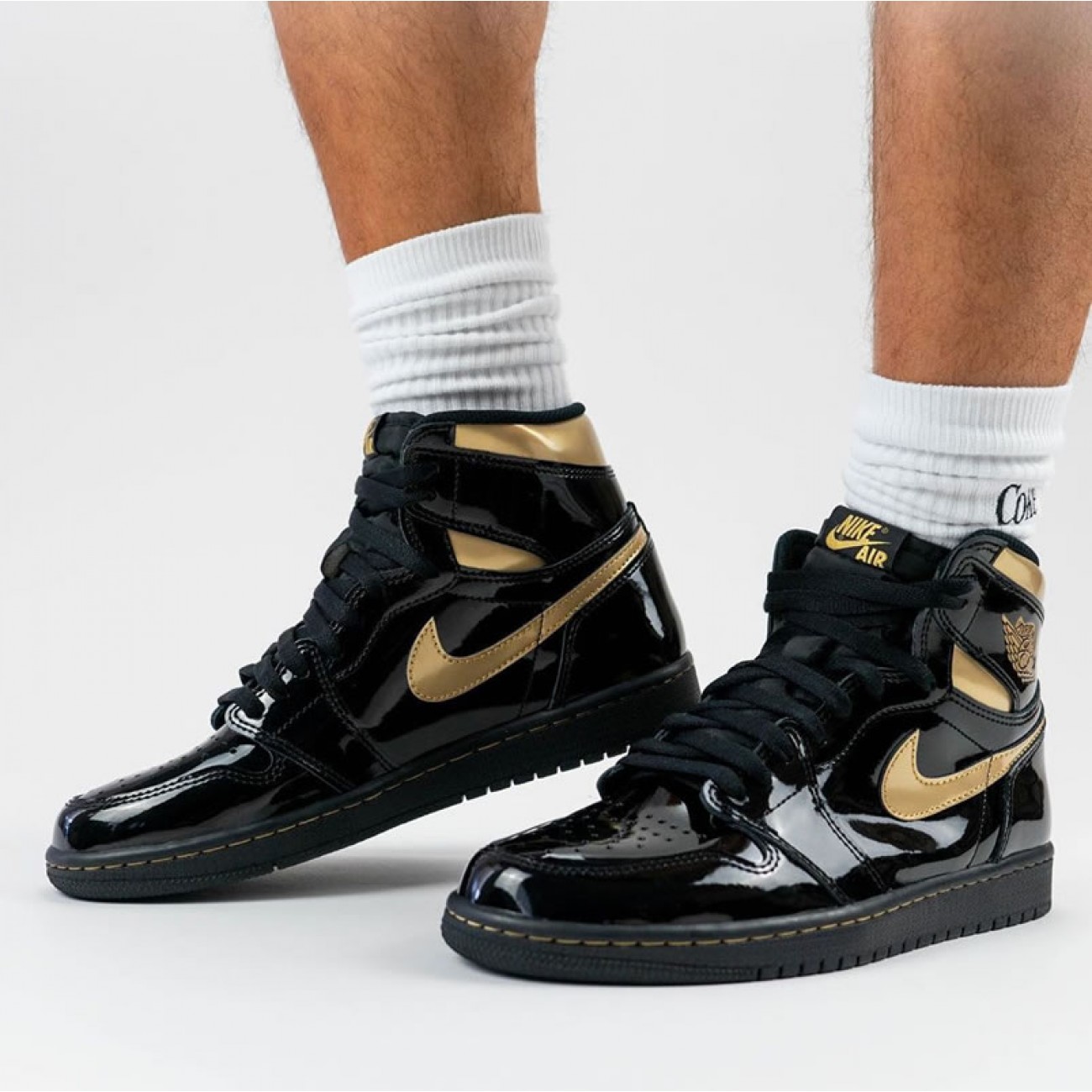 Air Jordan 1 High OG Black Gold Patent Leather New Release Date 555088-032