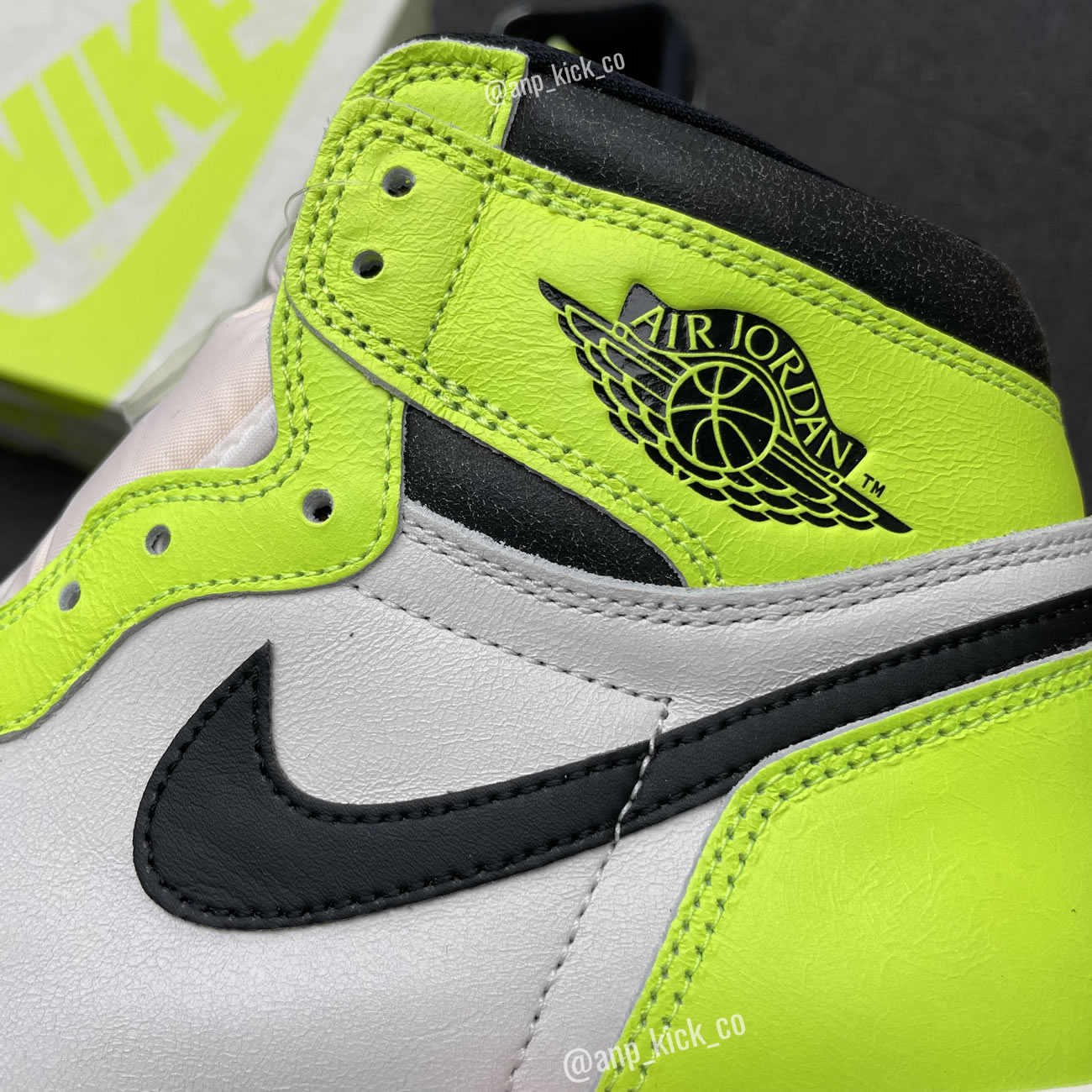 Air Jordan 1 Retro High OG Volt / Black-Sail 555088-702
