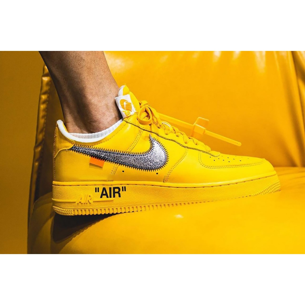 Off-White x Nike Air Force 1 University Gold DD1876-700