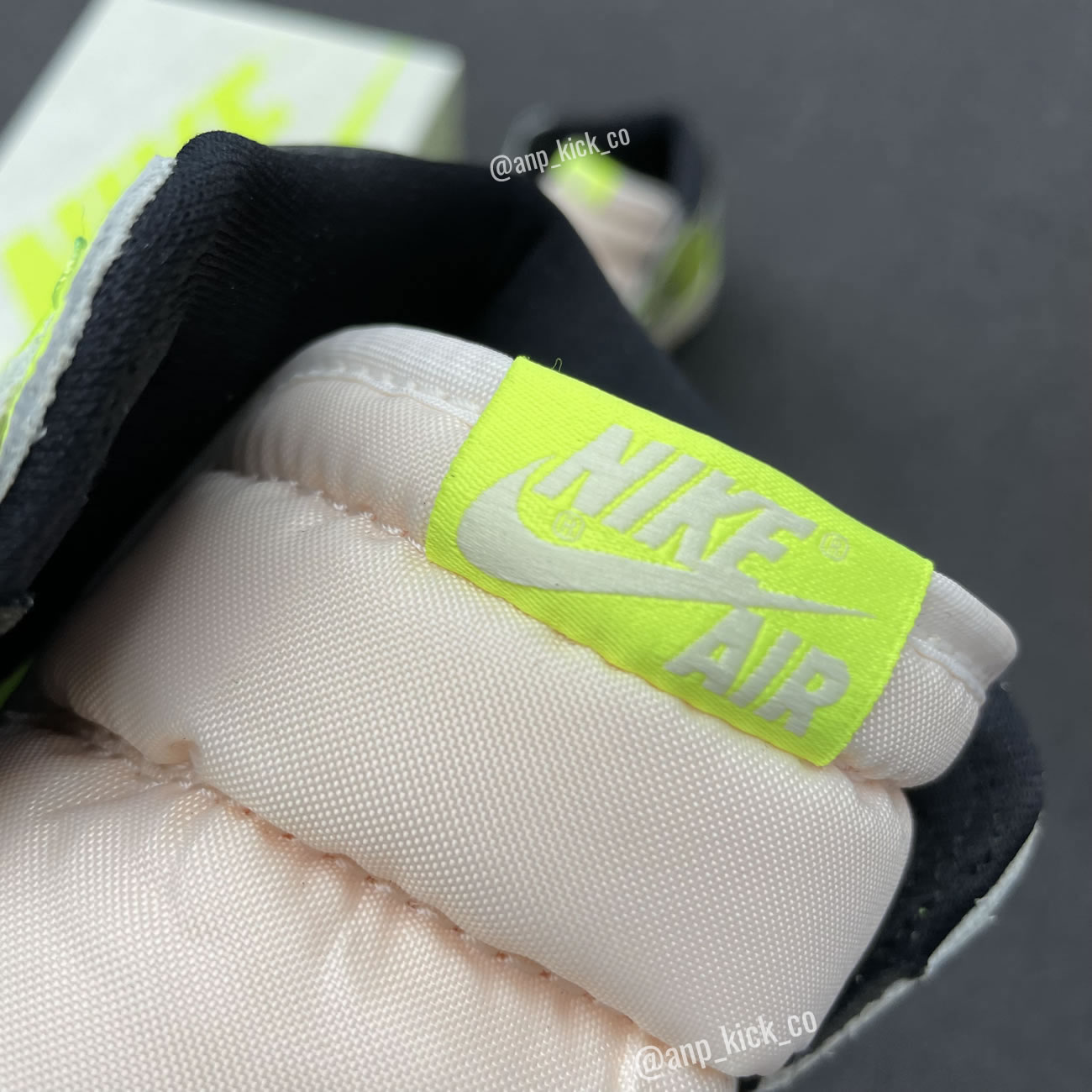 Air Jordan 1 Retro High OG Volt / Black-Sail 555088-702