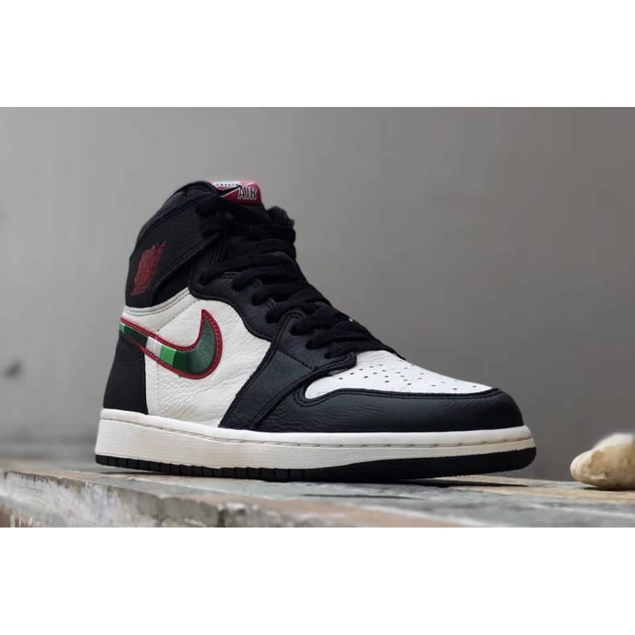Air Jordan 1 Retro High OG Sports Illustrated Black White 555088-015