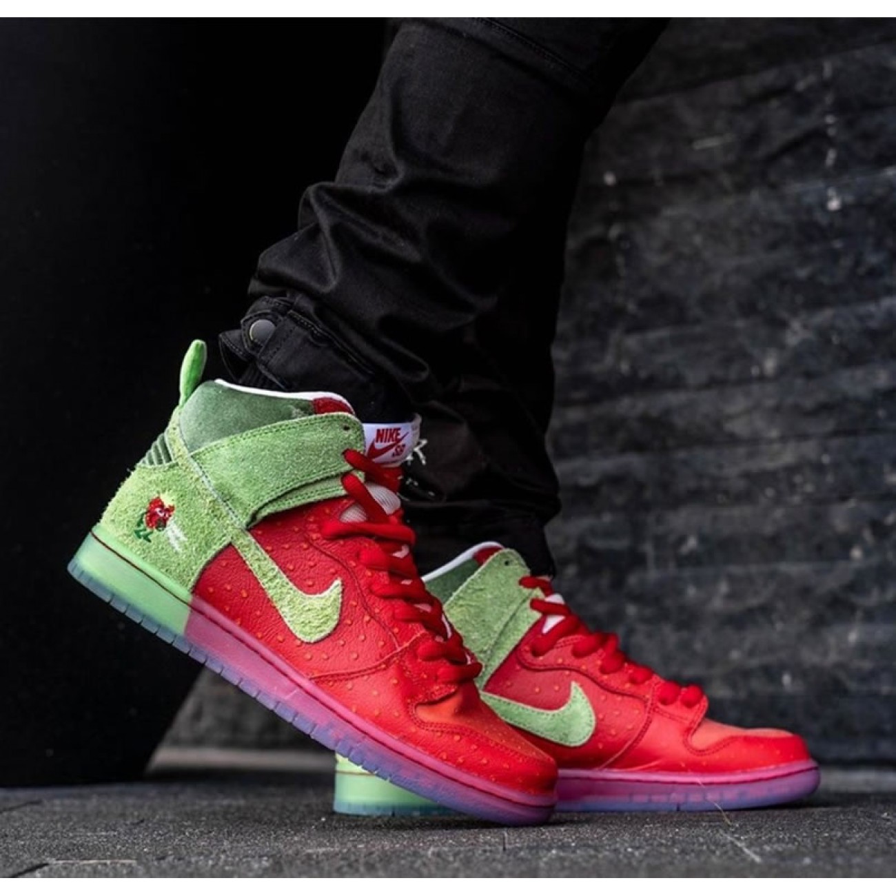 Nike SB Dunk High Strawberry Cough CW7093-600