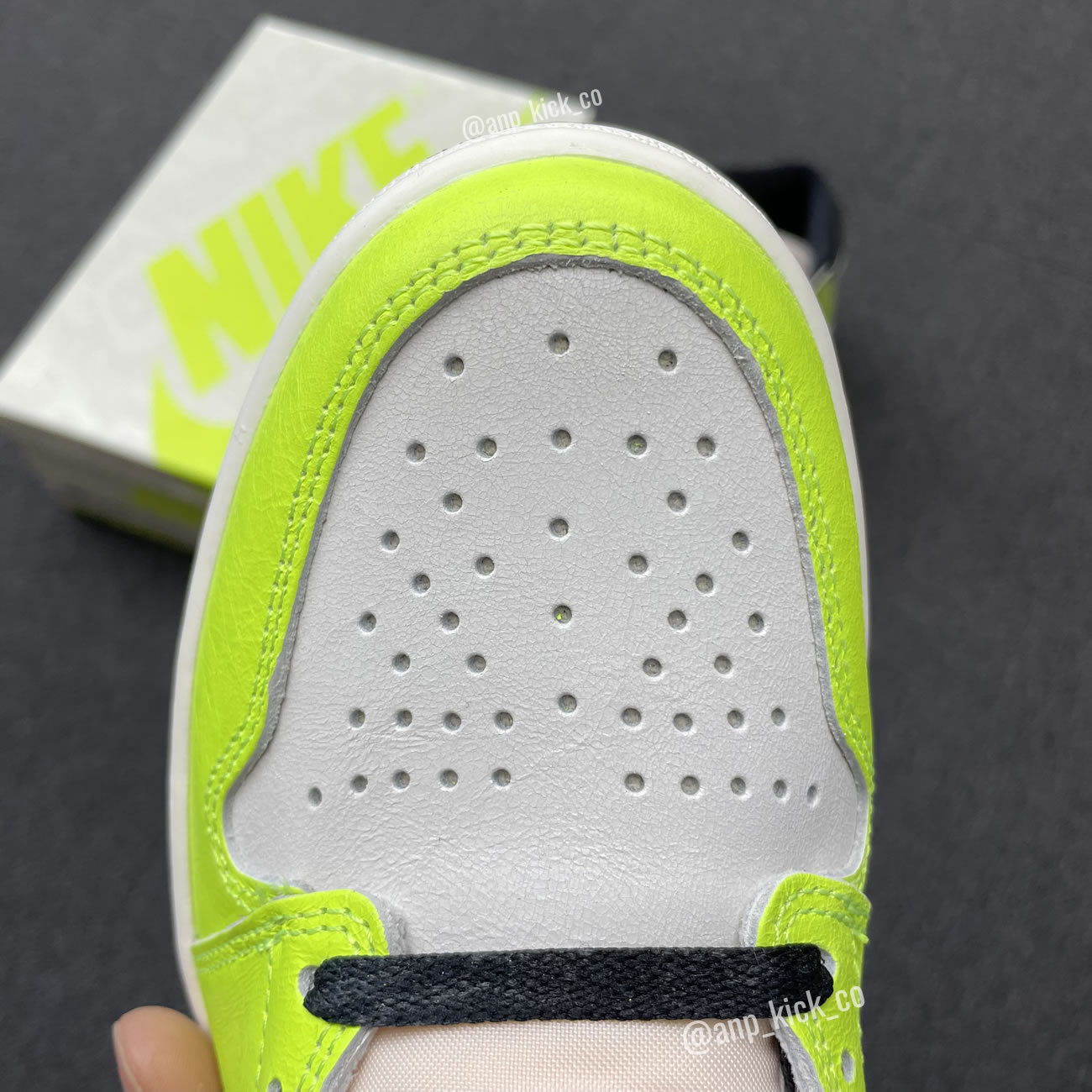 Air Jordan 1 Retro High OG Volt / Black-Sail 555088-702