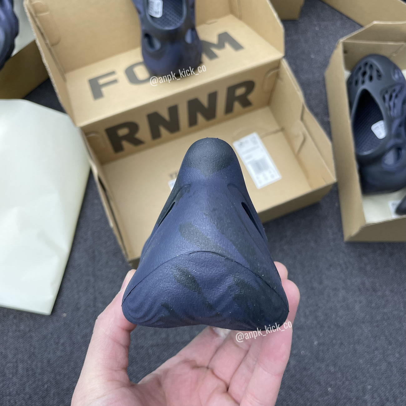 adidas Yeezy Foam RNNR MX Sand Grey GY3970 Mineral Blue GX8506 MX Cream Clay GX8802 Vermillion Red GX1136 (Kids)