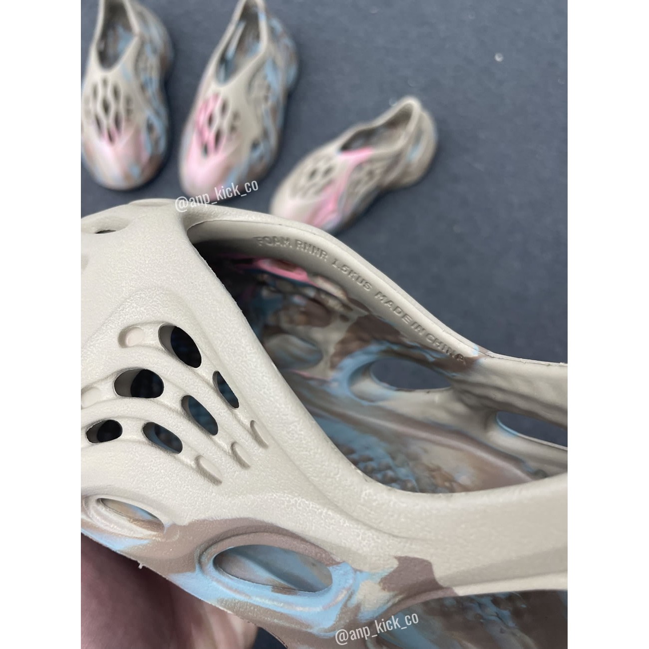 adidas Yeezy Foam RNNR MX Sand Grey GY3970 Mineral Blue GX8506 MX Cream Clay GX8802 Vermillion Red GX1136 (Kids)