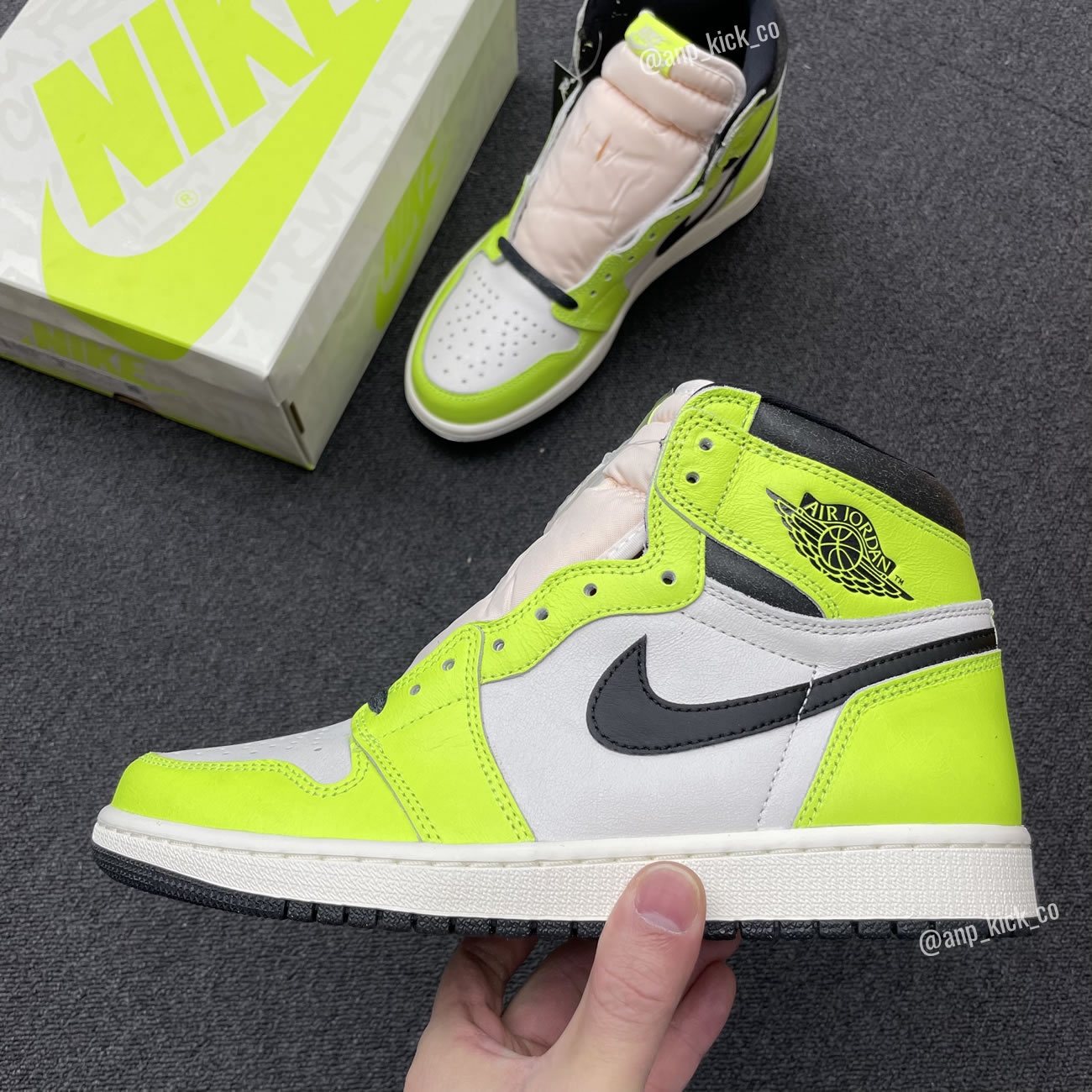 Air Jordan 1 Retro High OG Volt / Black-Sail 555088-702