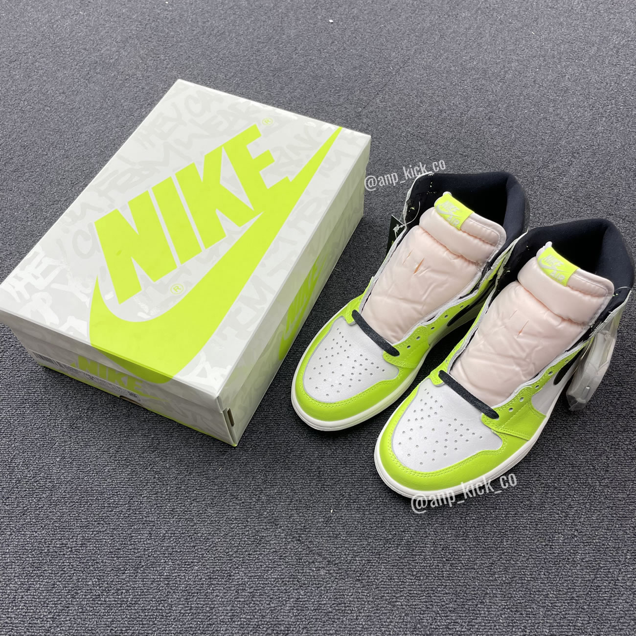 Air Jordan 1 Retro High OG Volt / Black-Sail 555088-702