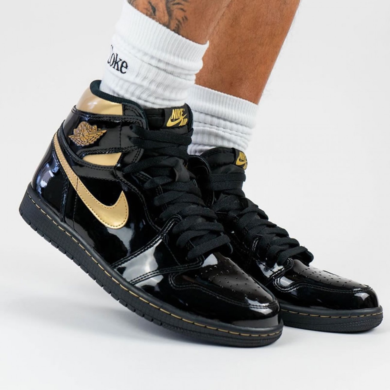 Air Jordan 1 High OG Black Gold Patent Leather New Release Date 555088-032