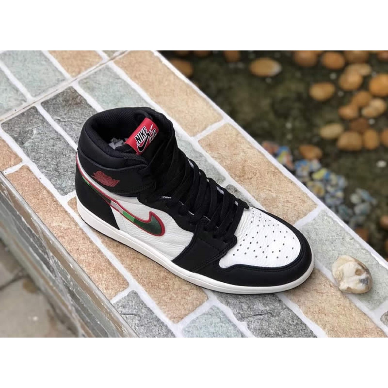 Air Jordan 1 Retro High OG Sports Illustrated Black White 555088-015