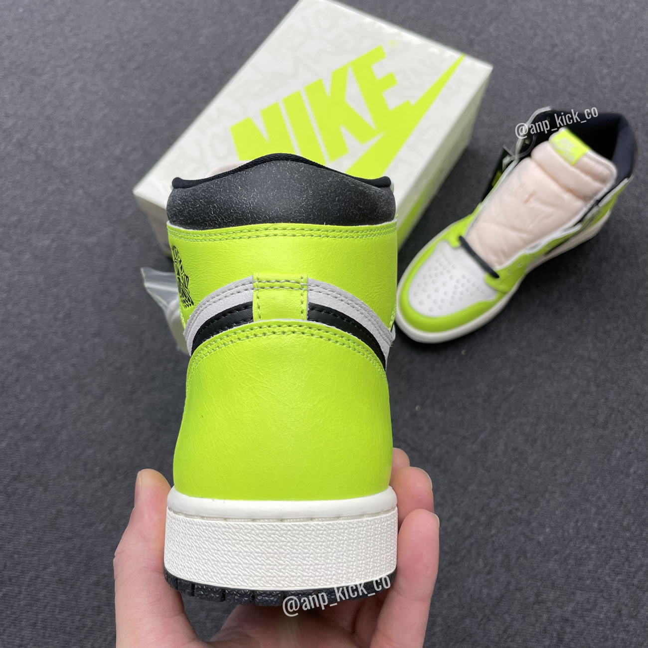 Air Jordan 1 Retro High OG Volt / Black-Sail 555088-702