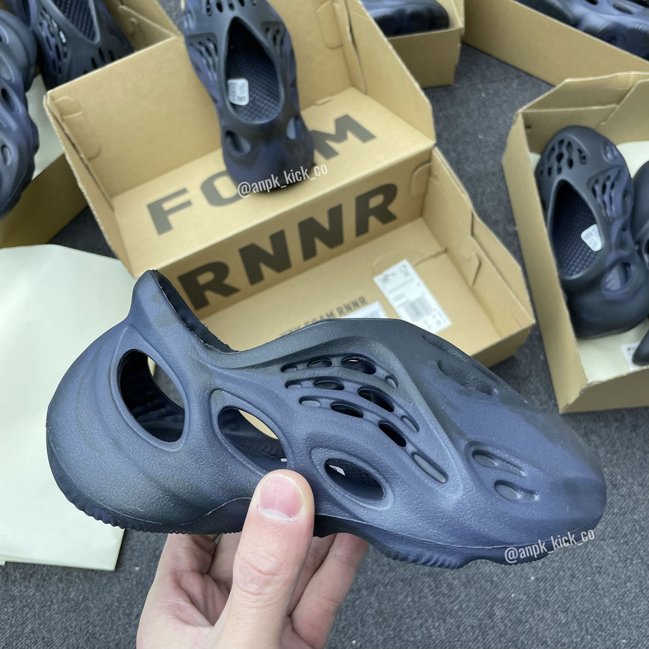 adidas Yeezy Foam RNNR MX Sand Grey GY3970 Mineral Blue GX8506 MX Cream Clay GX8802 Vermillion Red GX1136 (Kids)