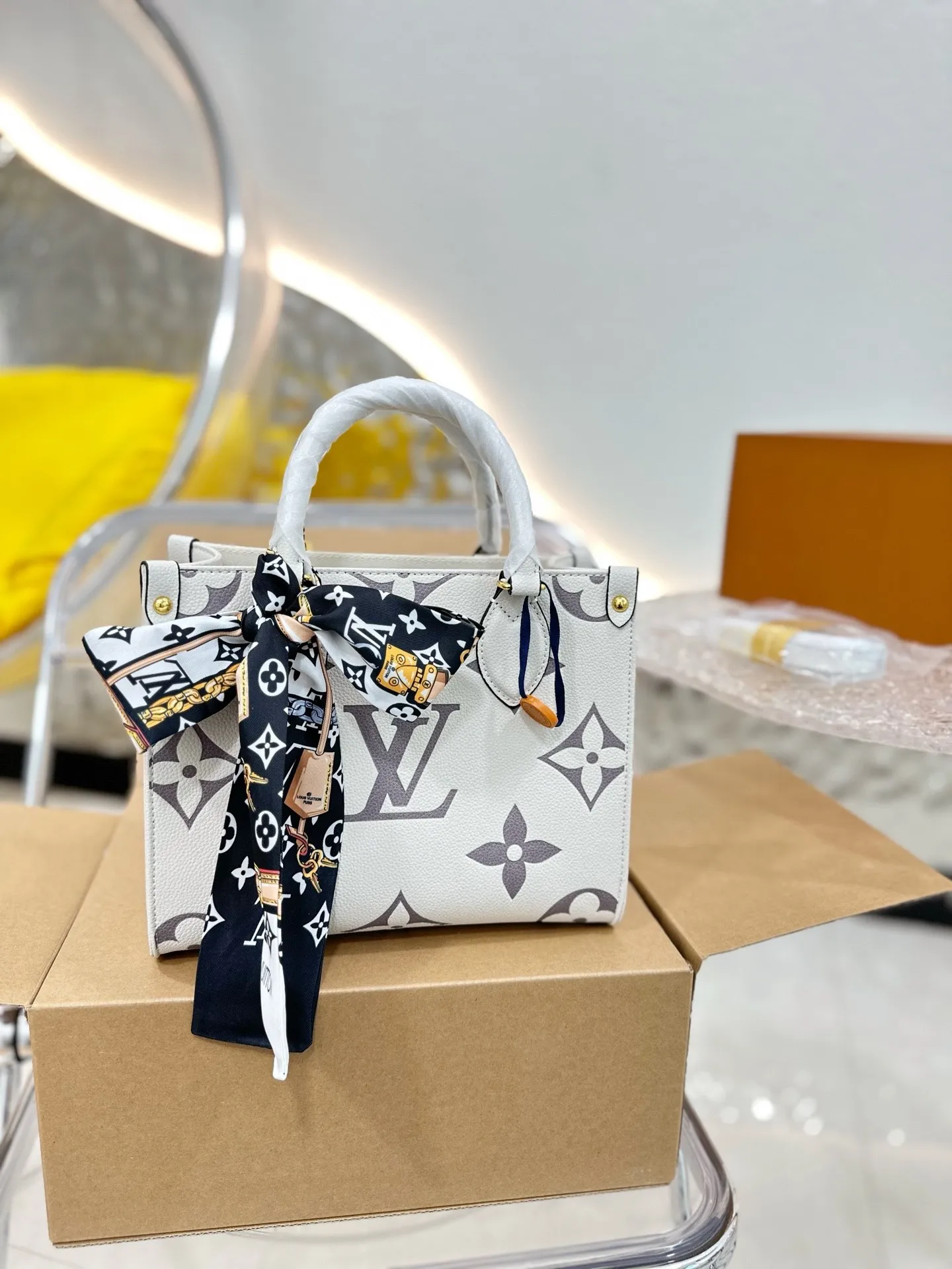 Louis Ss21 Crafty onthego small bag size : 25 * 20cm (without silk belt )