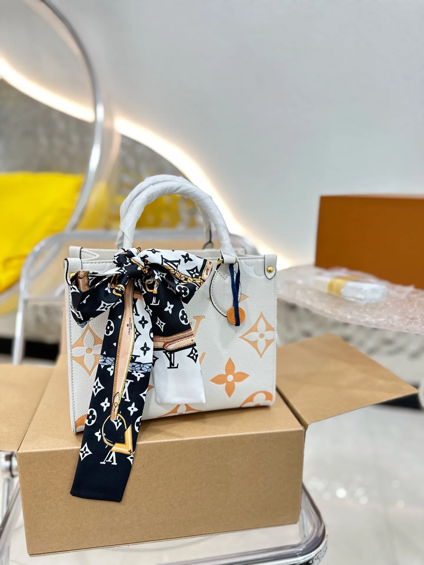 Louis Ss21 Crafty onthego small bag size : 25 * 20cm (without silk belt )